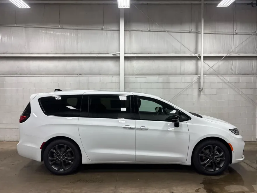 2026 Chrysler Pacifica photo 1
