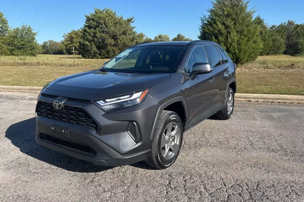 2024 Toyota RAV4 XLE photo 1