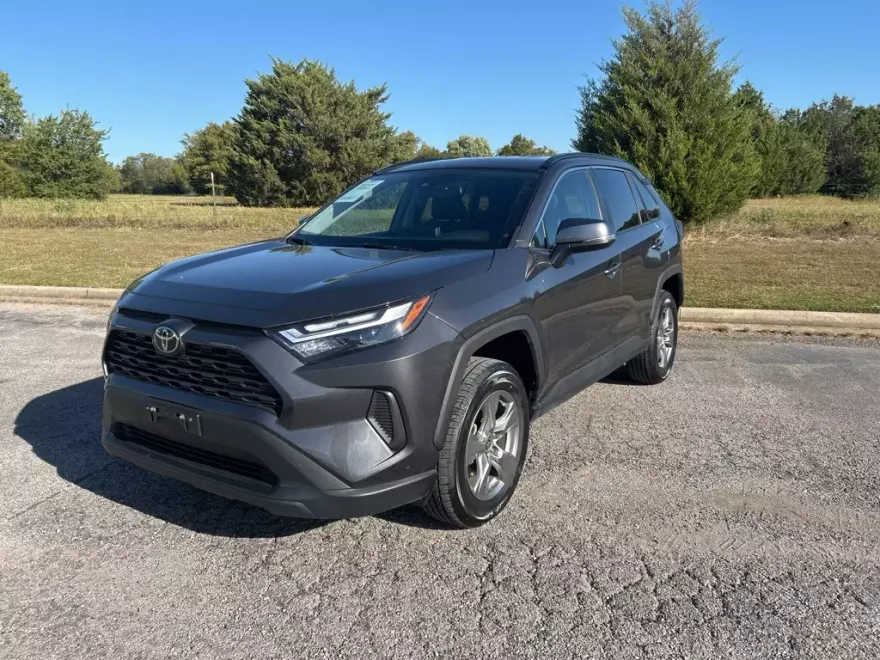 2024 Toyota RAV4 XLE photo 1