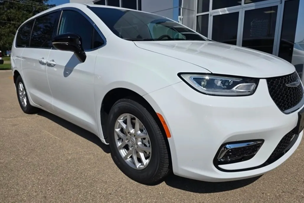 2026 Chrysler Pacifica photo 1
