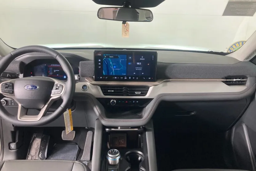 2025 Ford Explorer photo 1
