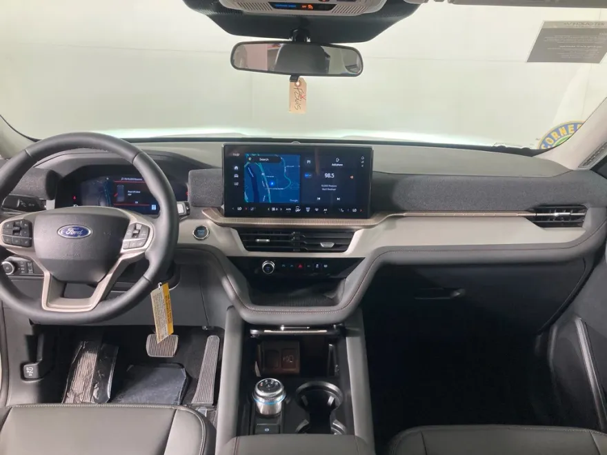 2025 Ford Explorer photo 1