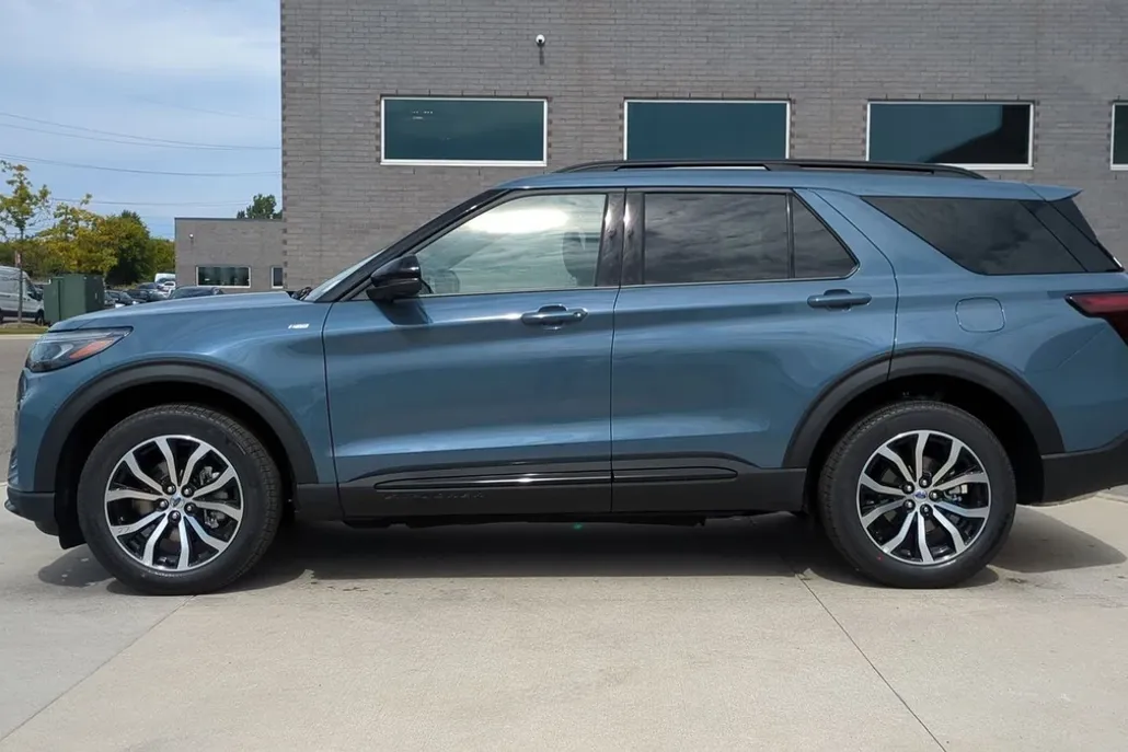 2025 Ford Explorer ST-Line photo 1