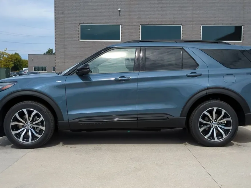 2025 Ford Explorer ST-Line photo 1