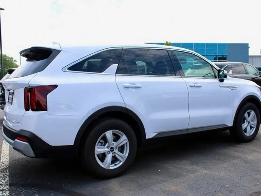 2025 Kia Sorento LX photo 4