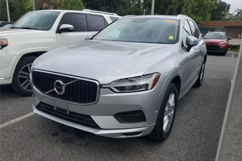 2019 Volvo XC60 Momentum photo 1