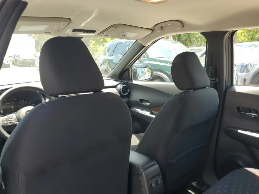 2023 Nissan Kicks SR photo 1