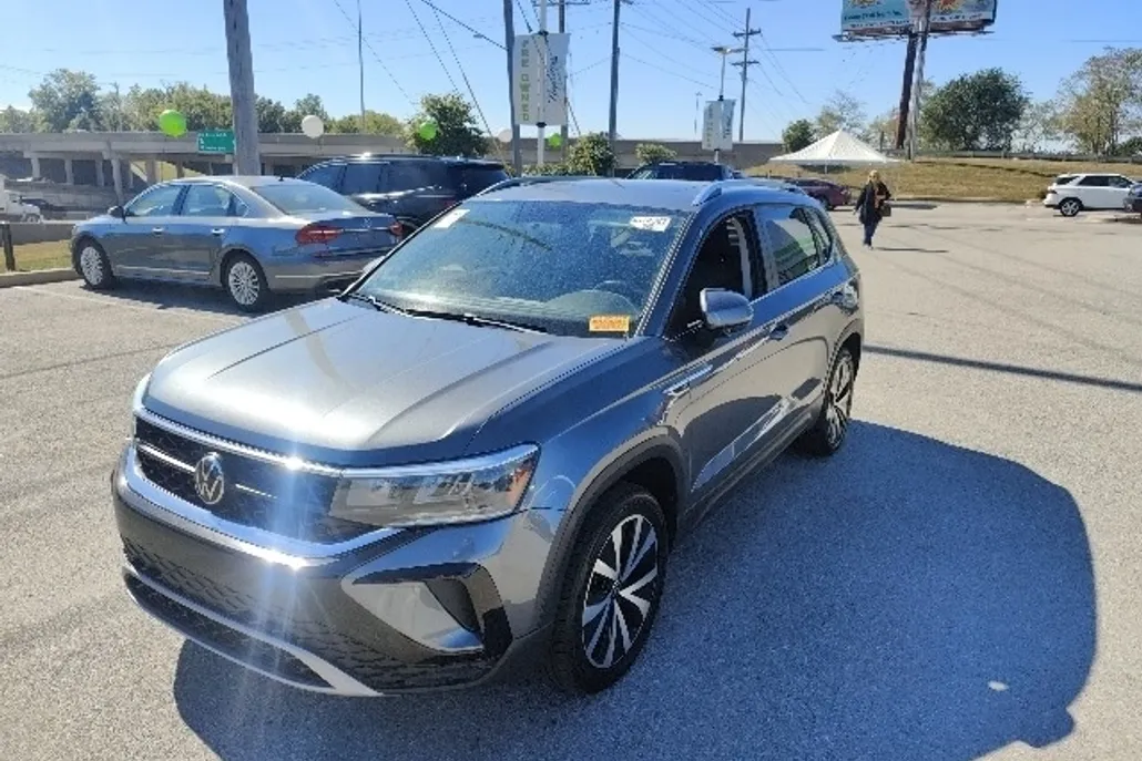 2022 Volkswagen Taos SE photo 1