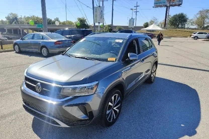 2022 Volkswagen Taos SE photo 1
