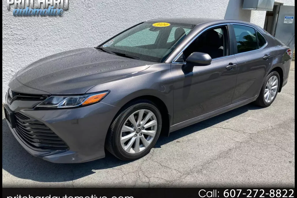 2019 Toyota Camry LE photo 1