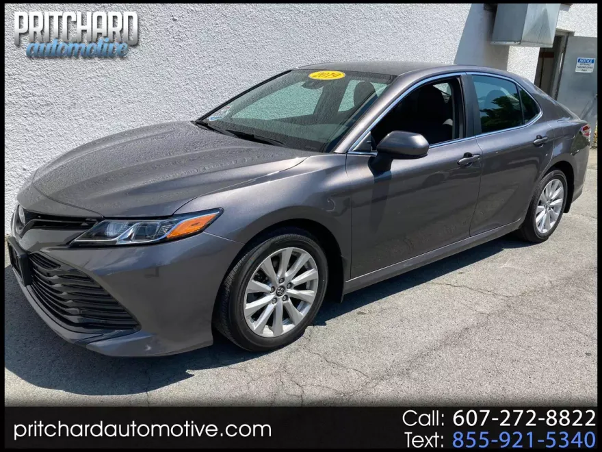 2019 Toyota Camry LE photo 1