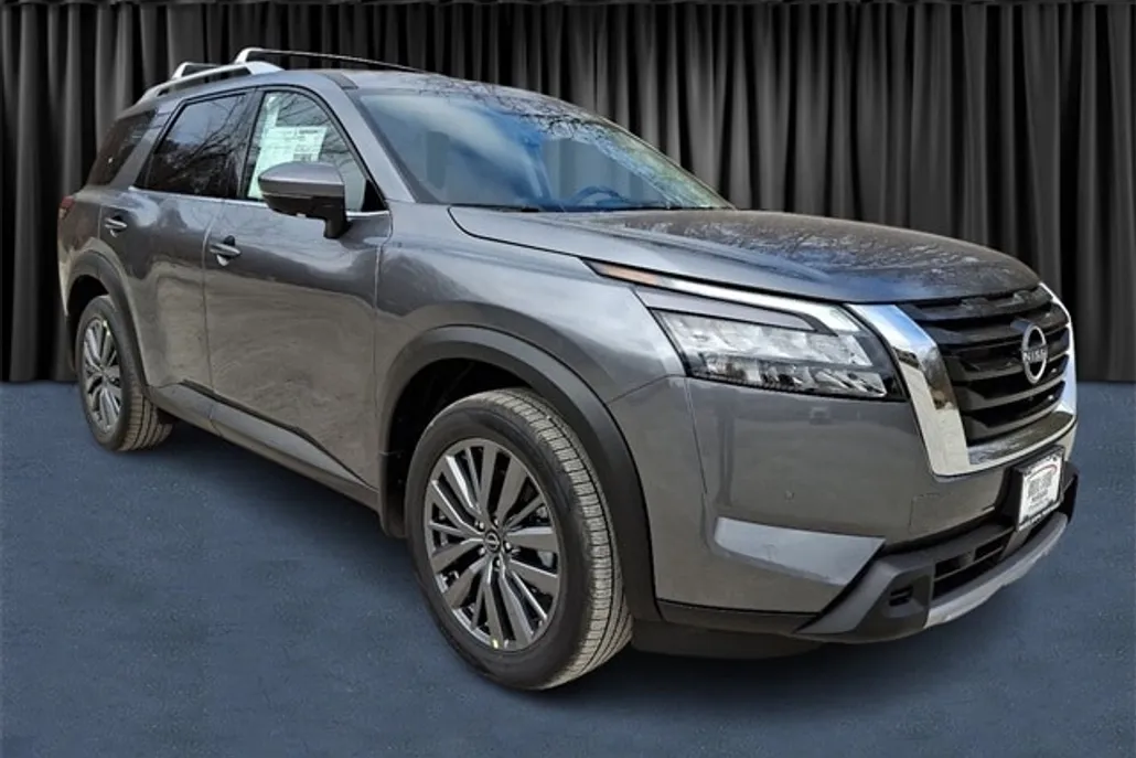 2025 Nissan Pathfinder SL photo 1