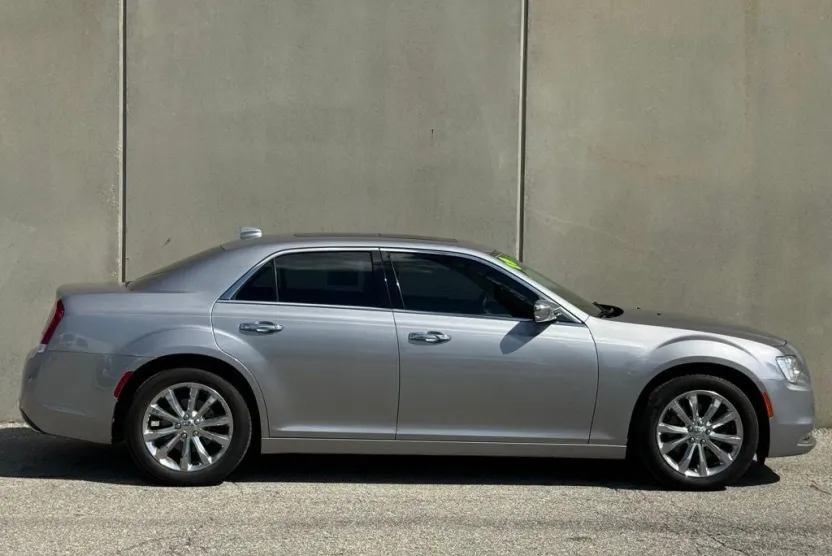 2018 Chrysler 300 Limited photo 1
