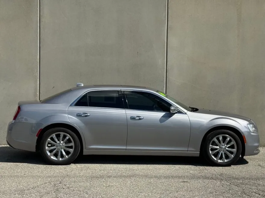 2018 Chrysler 300 Limited photo 1