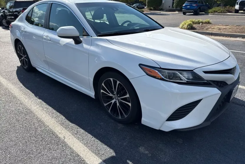 2018 Toyota Camry SE photo 1