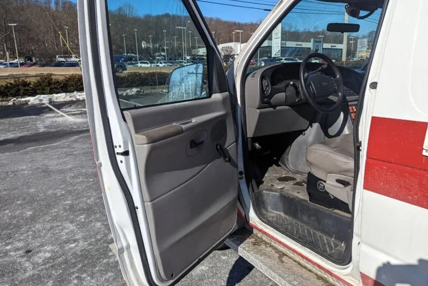 1998 Ford E-350 photo 1