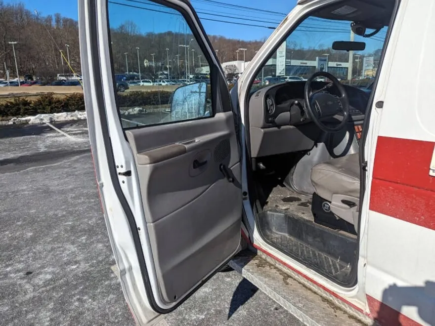 1998 Ford E-350 photo 1