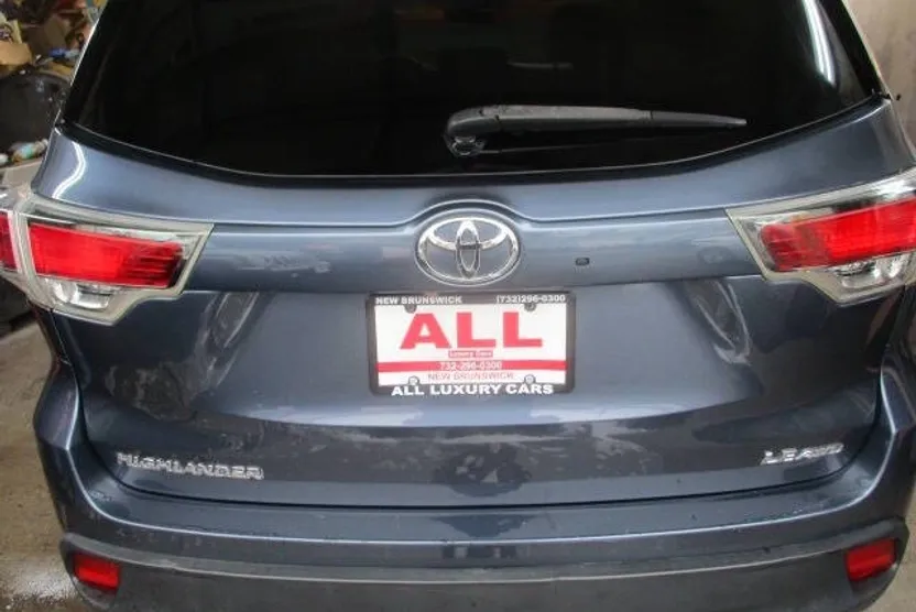 2015 Toyota Highlander LE Plus photo 1