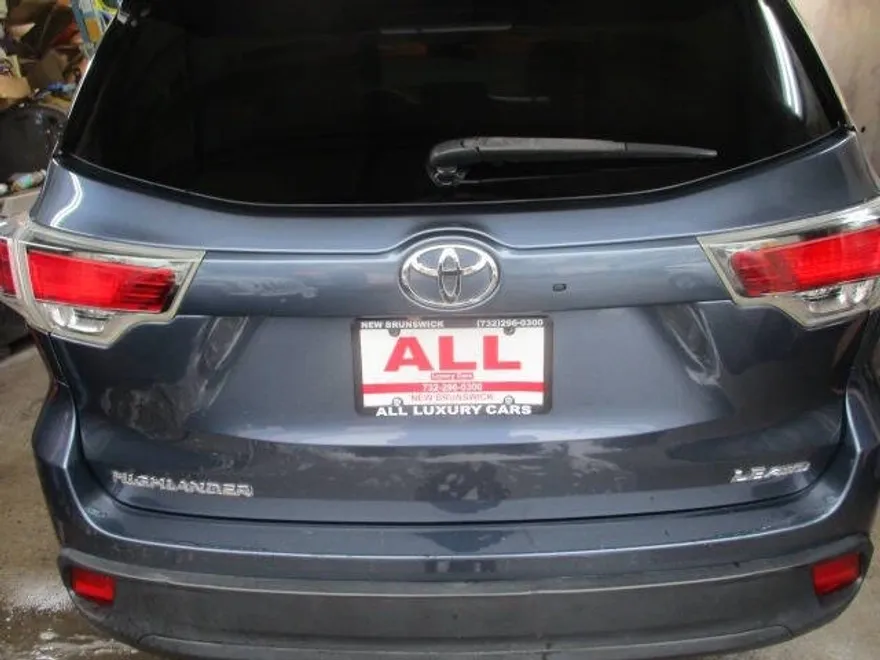 2015 Toyota Highlander LE Plus photo 1