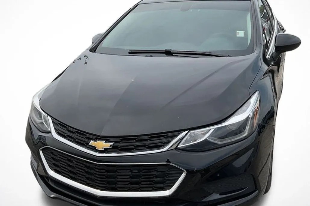 2018 Chevrolet Cruze LT photo 1