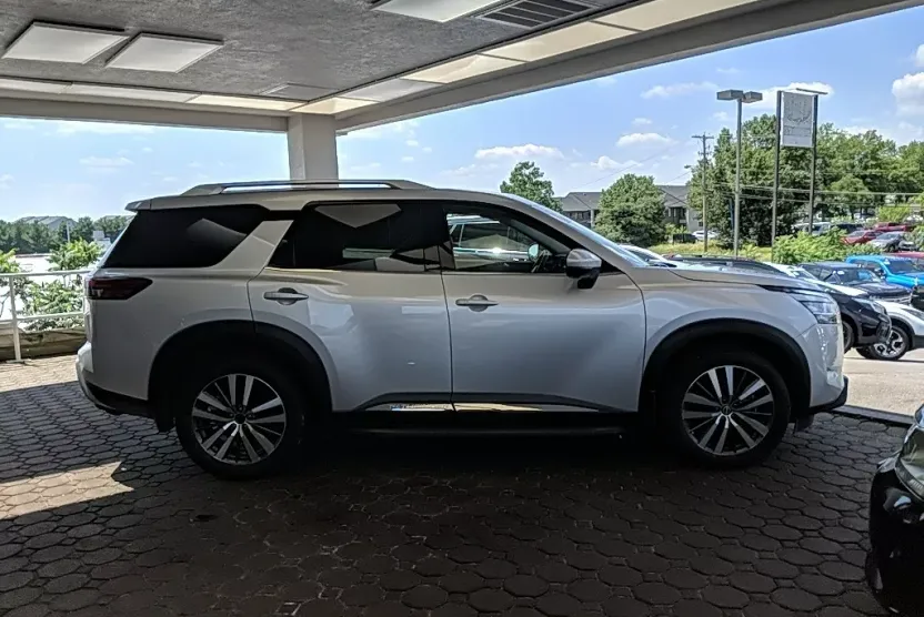 2022 Nissan Pathfinder Platinum photo 1