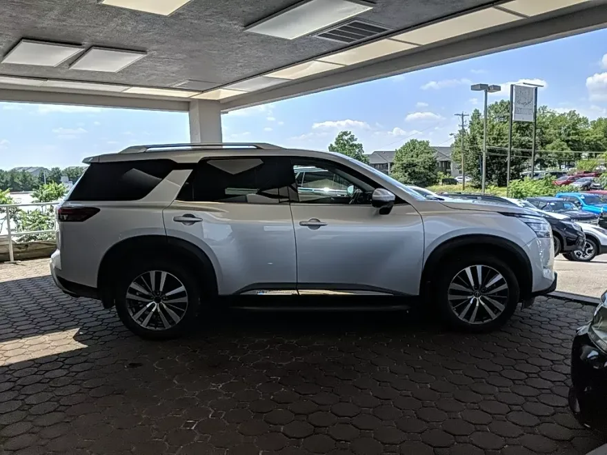 2022 Nissan Pathfinder Platinum photo 1