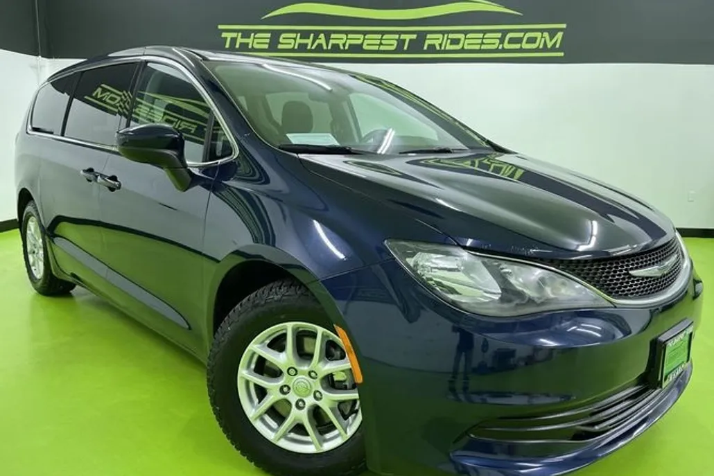2022 Chrysler Voyager LX photo 1