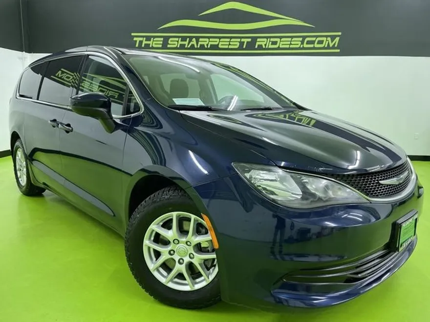 2022 Chrysler Voyager LX photo 1
