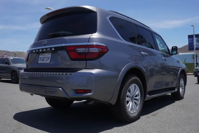 2022 Nissan Armada SV photo 1