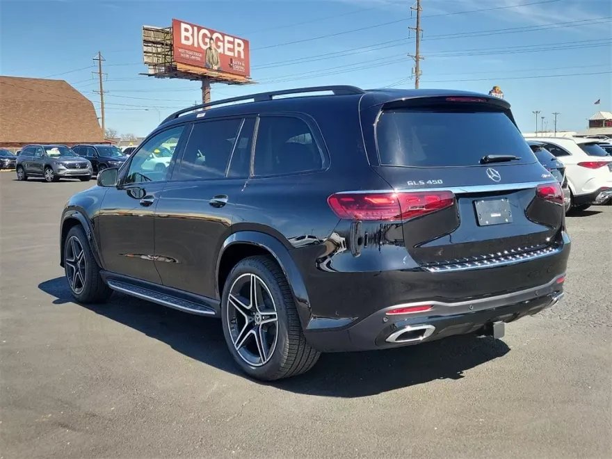 2025 Mercedes Benz GLS 450 4MATIC photo 3