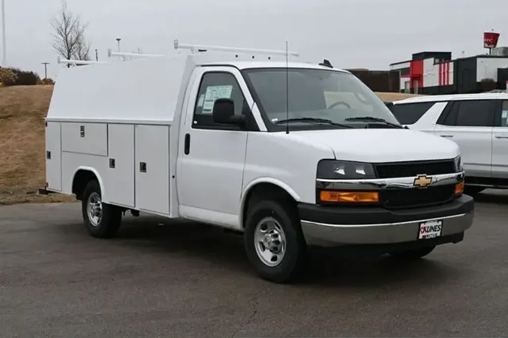 2024 Chevrolet Express 3500 Work Van Cutaway photo 1