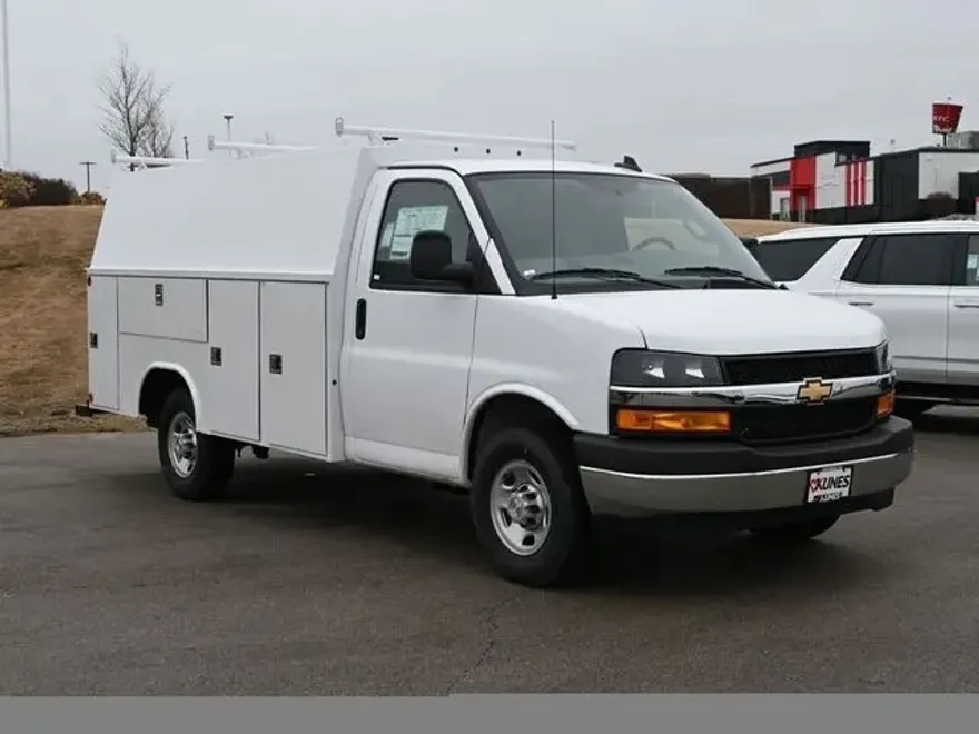 2024 Chevrolet Express 3500 Work Van Cutaway photo 1