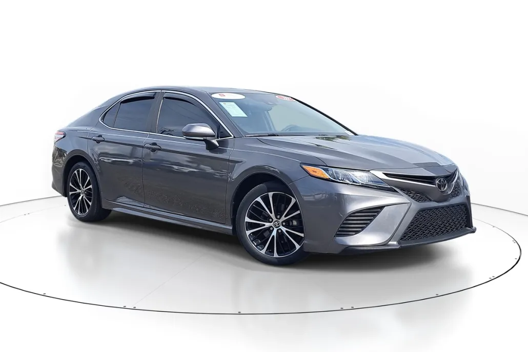 2020 Toyota Camry SE photo 1