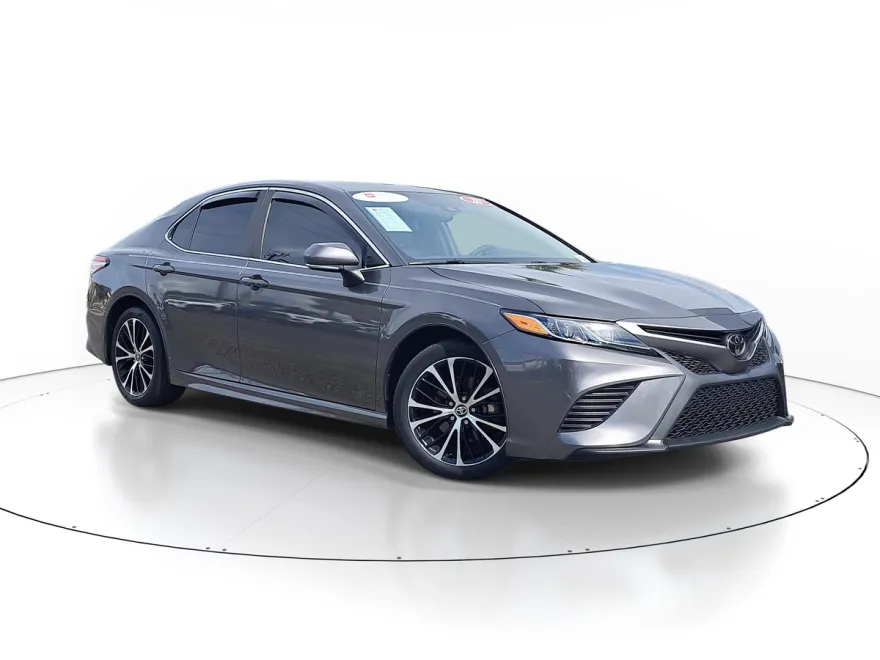 2020 Toyota Camry SE photo 1