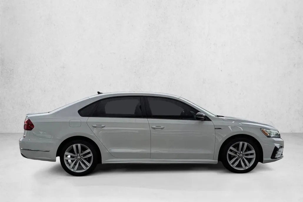 2018 Volkswagen Passat R-Line photo 1