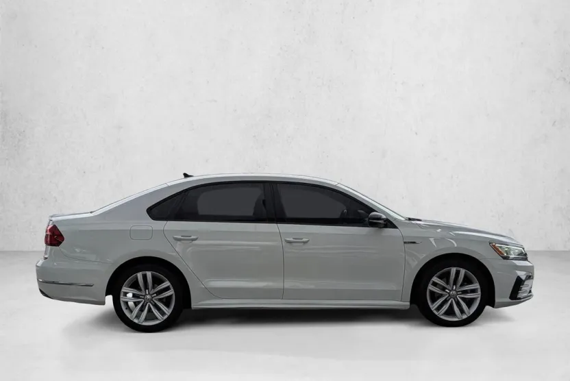 2018 Volkswagen Passat R-Line photo 1