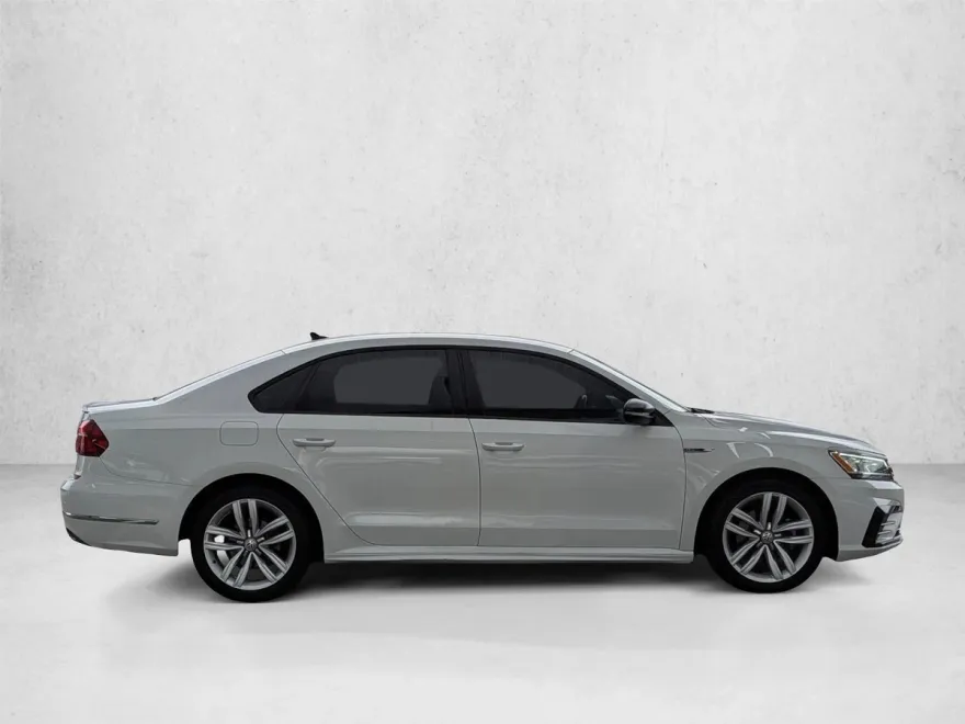 2018 Volkswagen Passat R-Line photo 1