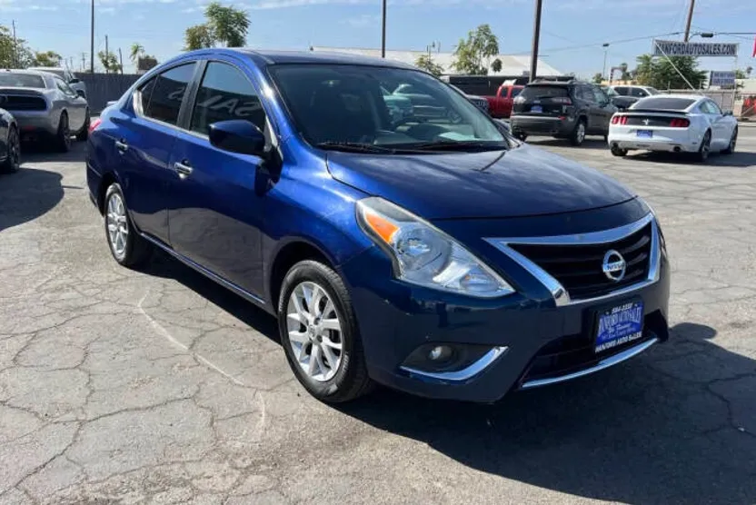 2018 Nissan Versa SV photo 1