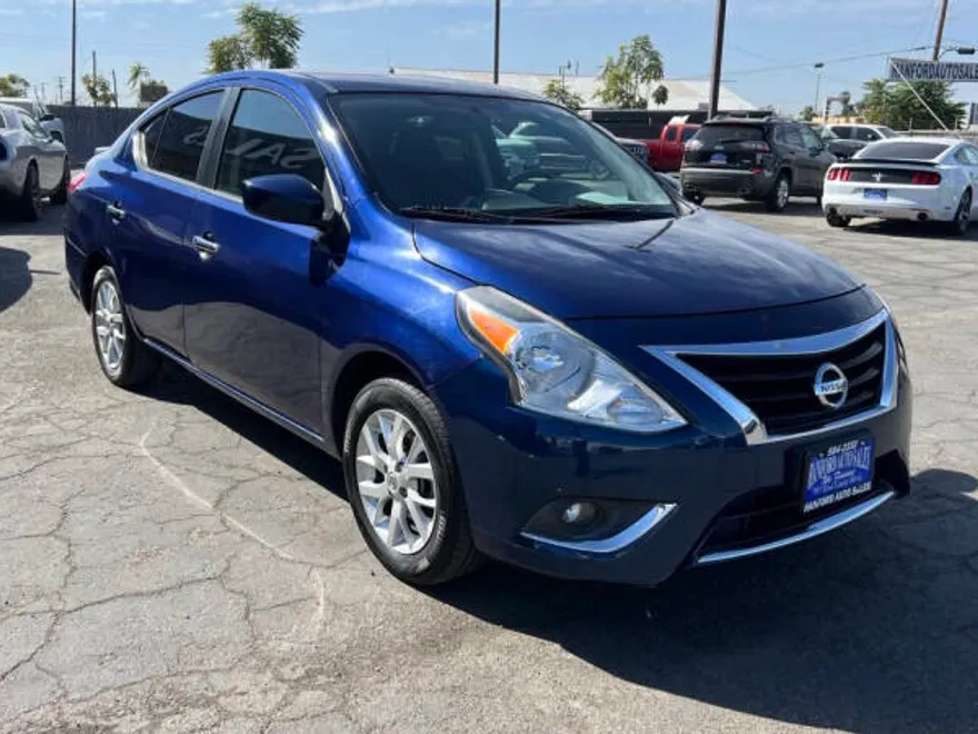 2018 Nissan Versa SV photo 1