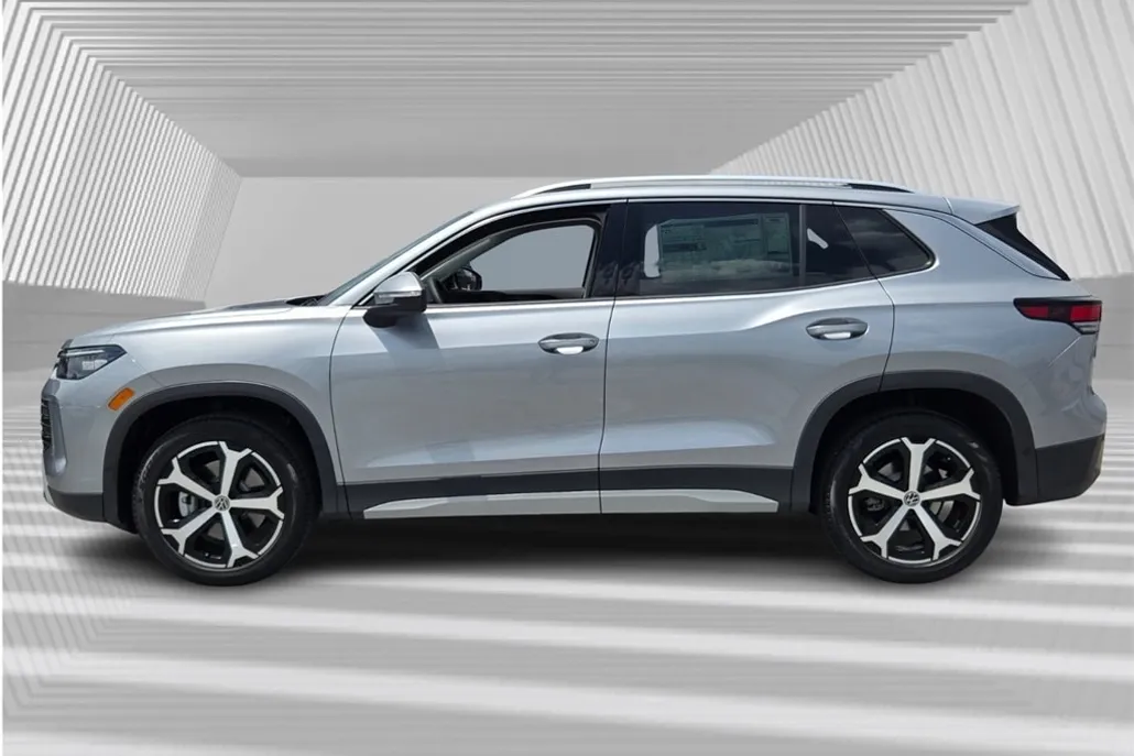 2025 Volkswagen Tiguan SE photo 1