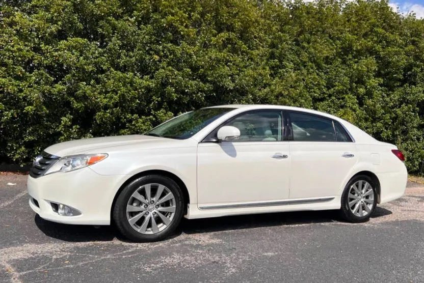 2011 Toyota Avalon Limited photo 1
