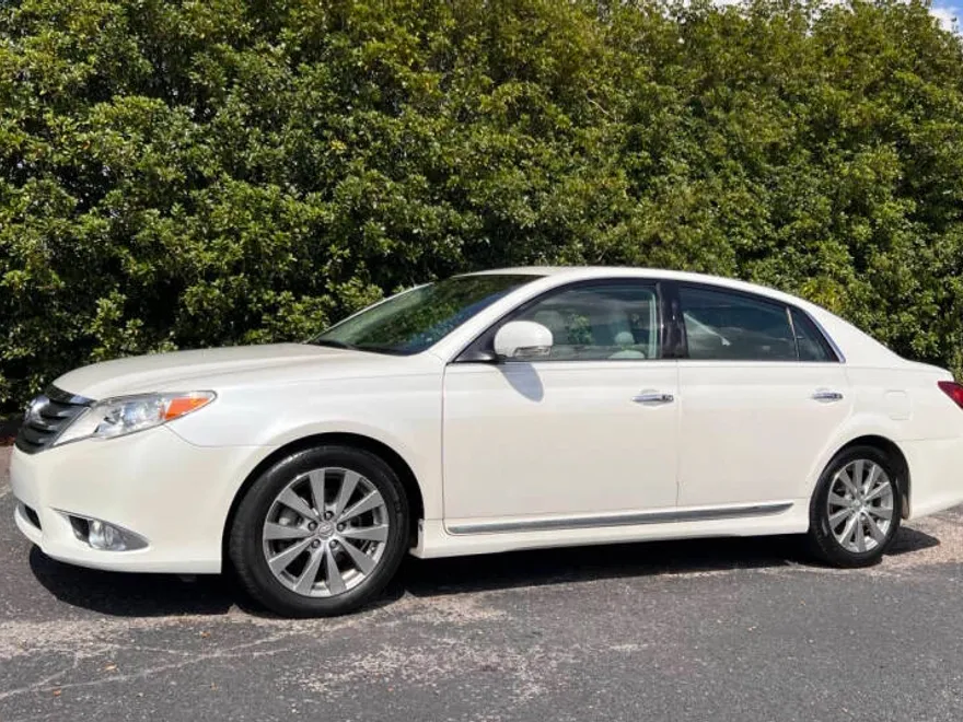 2011 Toyota Avalon Limited photo 1
