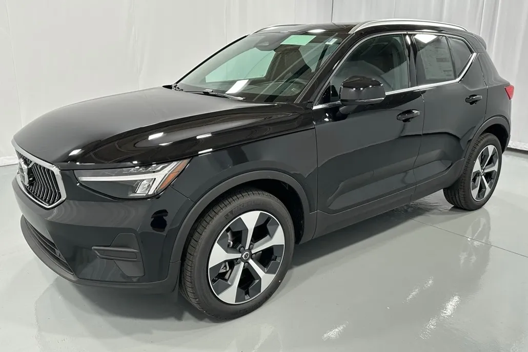 2025 Volvo XC40 Core photo 1