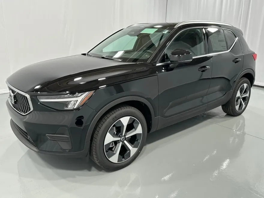 2025 Volvo XC40 Core photo 1