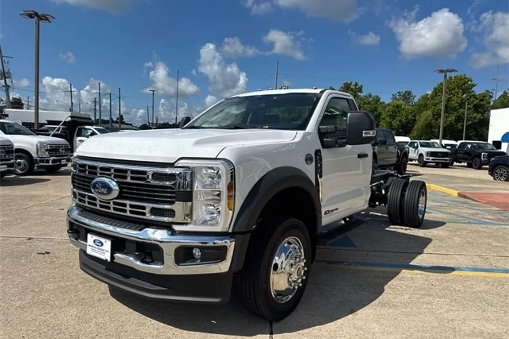 2025 Ford F-550 photo 1
