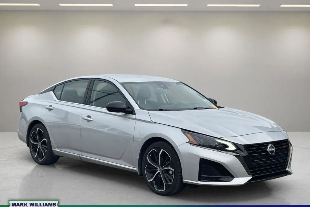 2023 Nissan Altima 2.5 SR photo 1