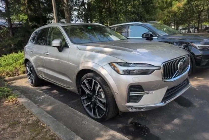 2023 Volvo XC60 B5 Ultimate photo 1