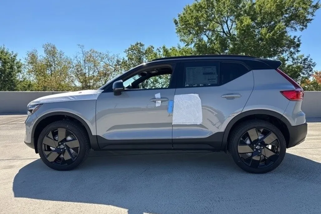 2026 Volvo XC40 photo 1
