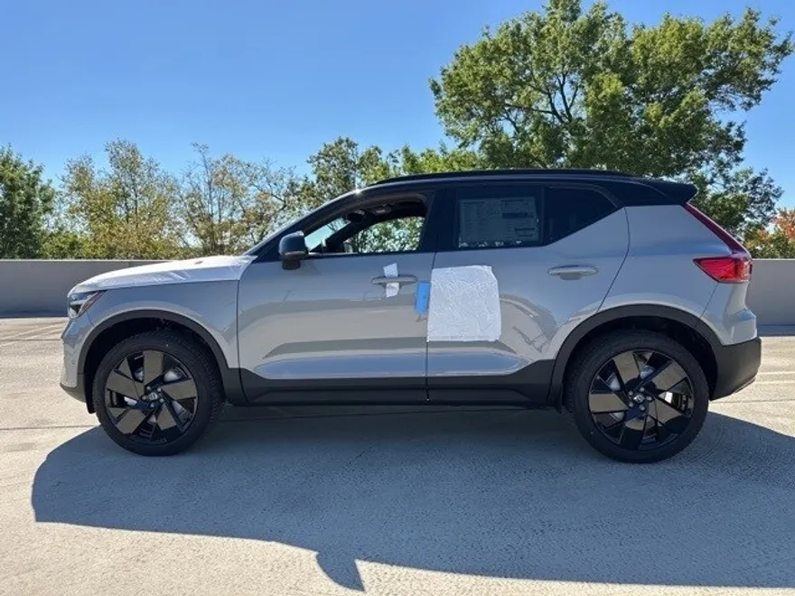2026 Volvo XC40 photo 1