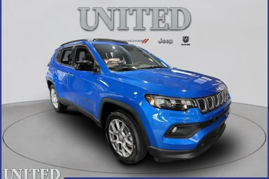 2023 Jeep Compass Latitude Lux photo 1